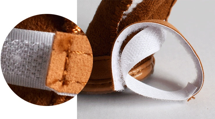 Détails des bottes en velours pour chiens avec velcro et texture douce, idéales pour l'hiver.