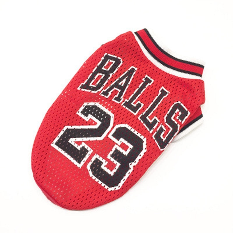 Pull rouge pour chien avec le numéro 23 et le mot 'BALLS', en tissu respirant.