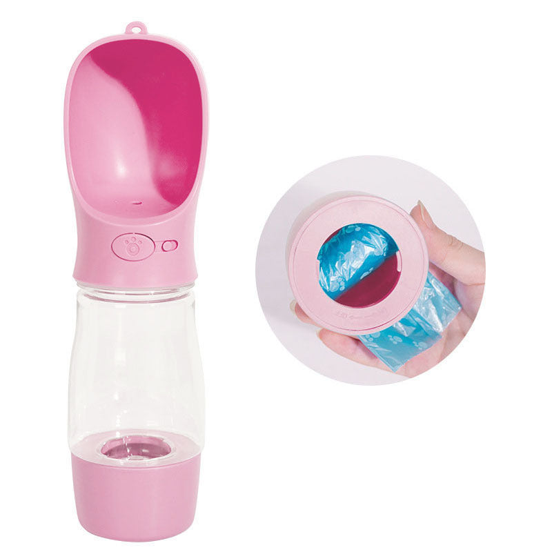 Bouteille d'eau pour chien en rose, avec coupe et compartiment pour sacs en plastique.