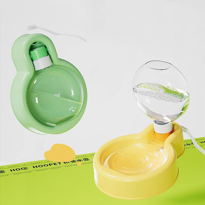 Fontaine à eau portable pour chien, design léger et pliable, idéale pour les voyages et l'hydratation des animaux.