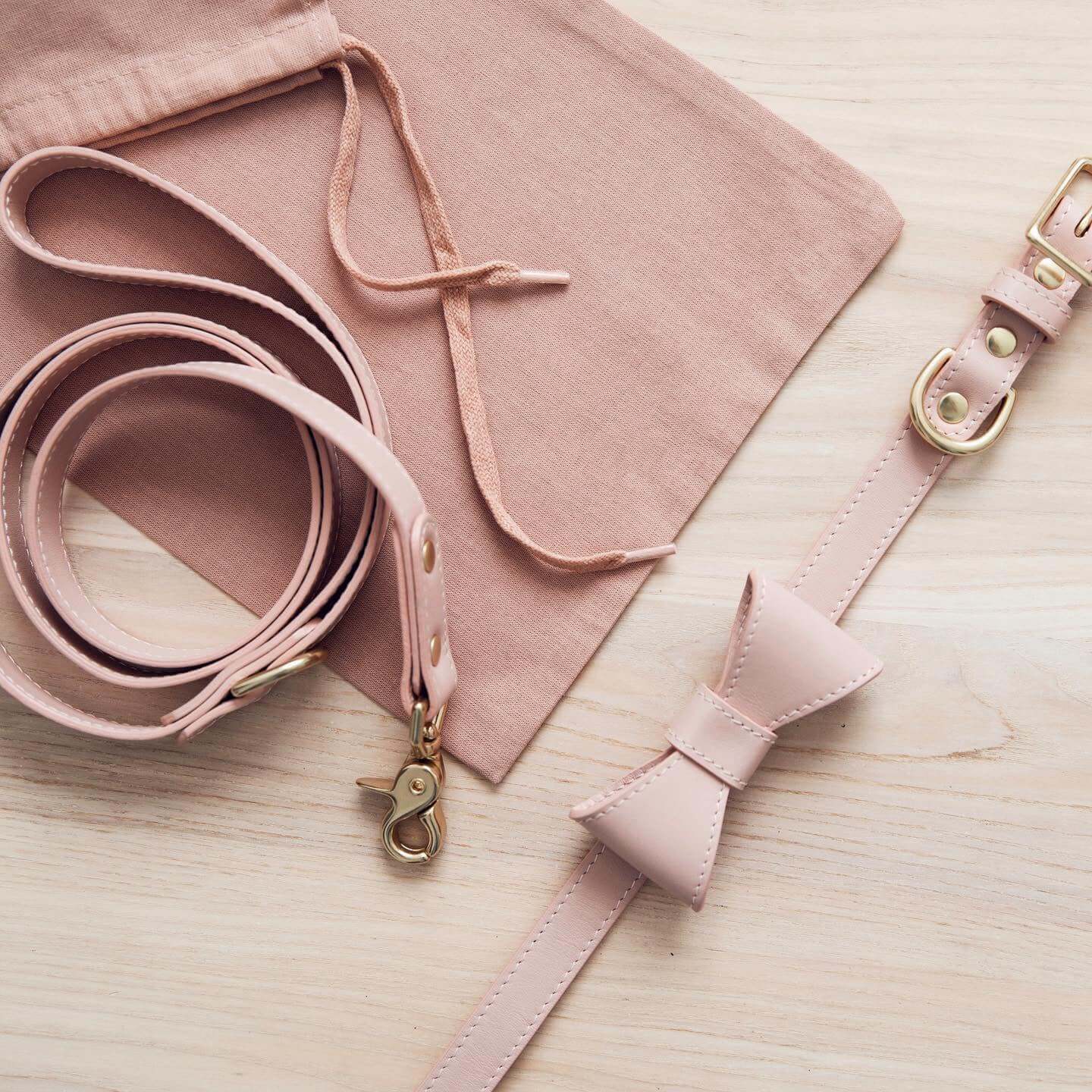 Ensemble de collier rose avec nœud mignon et laisse, accessoire élégant pour animaux.