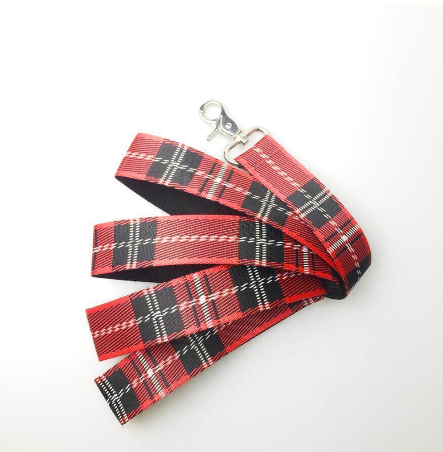 Laisse pour chien en nylon rouge écossais, durable et stylée, idéale pour les promenades et aventures.