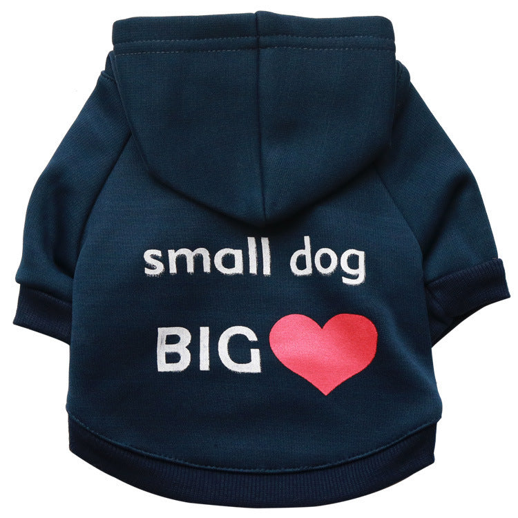 Vêtements pour chiens en fleece avec capuche, inscription 'small dog BIG ❤️', style décontracté.