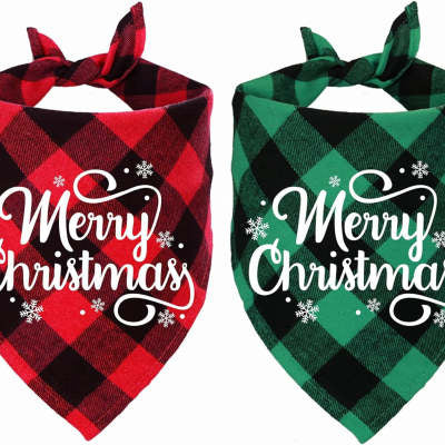 Écharpe triangulaire de Noël en plaid rouge et vert pour animaux avec motif 'Merry Christmas'.