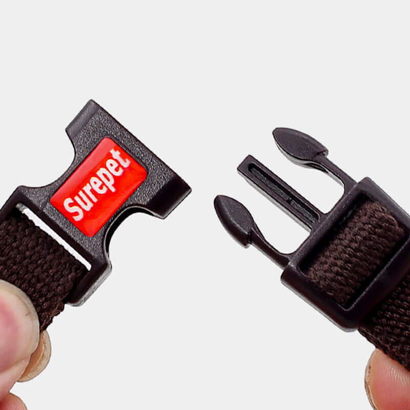 Fermeture en plastique de collier pour chien Surepet, montrant la qualité et la conception durable.