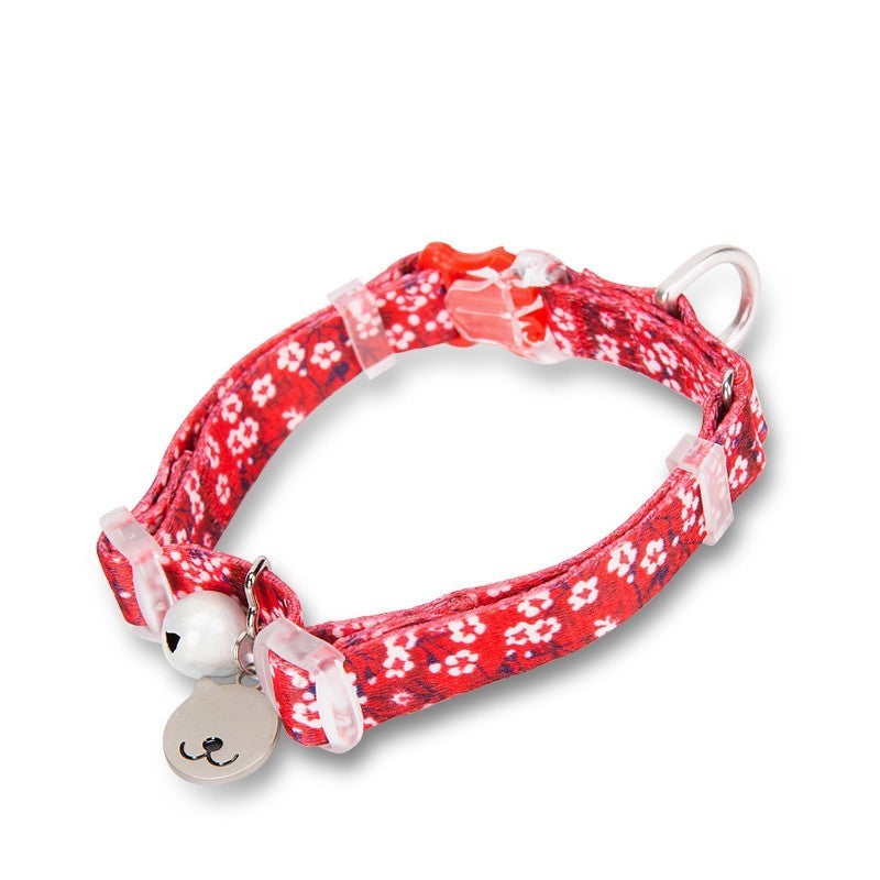 Collier de chat floral rouge avec cloche, élégant et durable pour le confort des animaux.