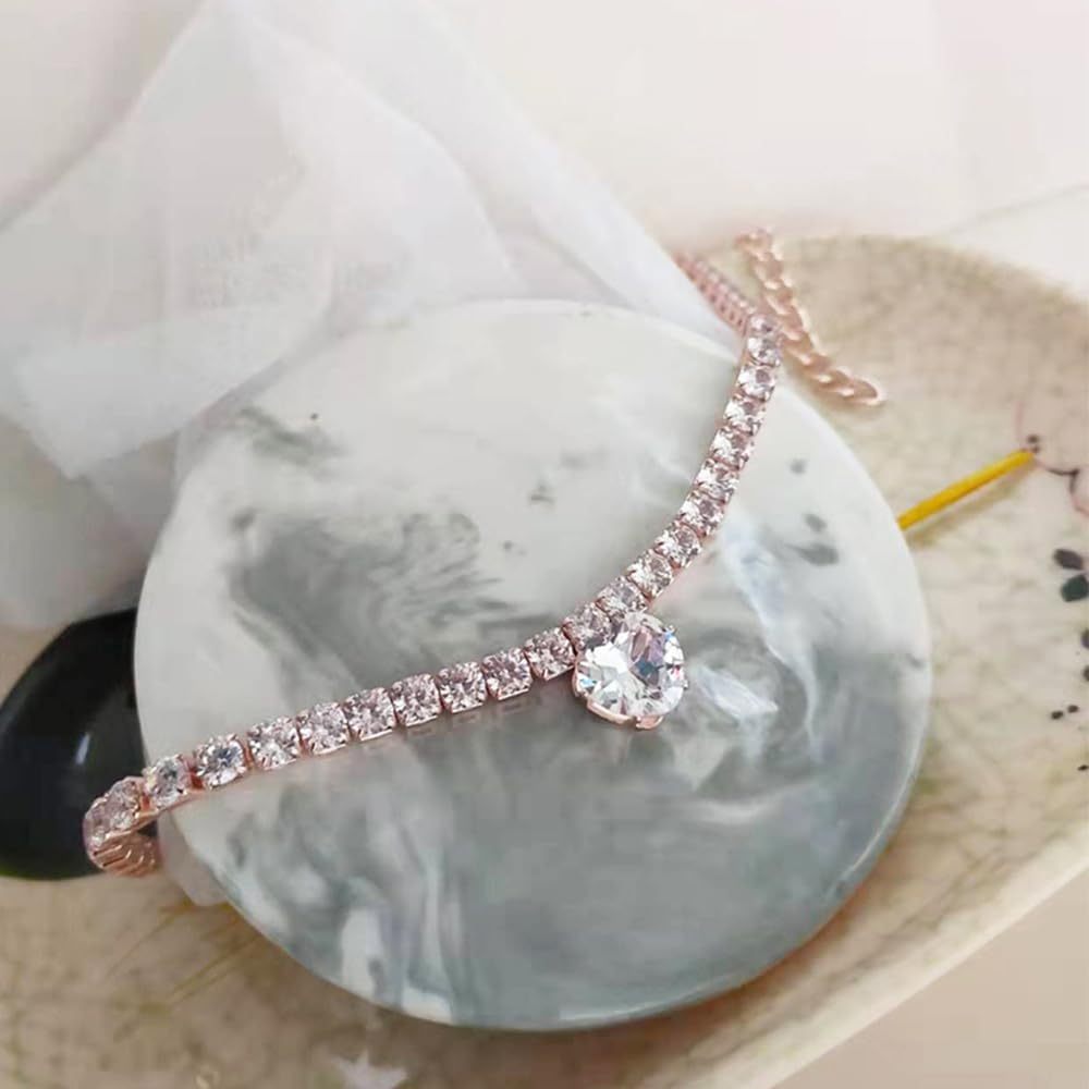 Collier en rhinestones en forme de cœur pour animaux, sur une assiette décorative en marbre.
