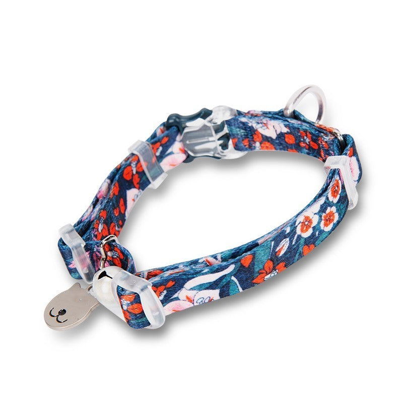Collier de chat en coton biologique avec cloche et motifs floraux colorés, confort et élégance pour animaux.