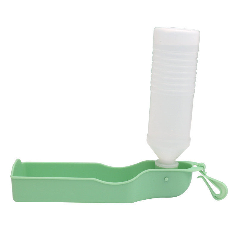Fontaine à eau portable verte pour animaux avec bouteille en plastique, pratique pour l'hydratation lors des promenades.