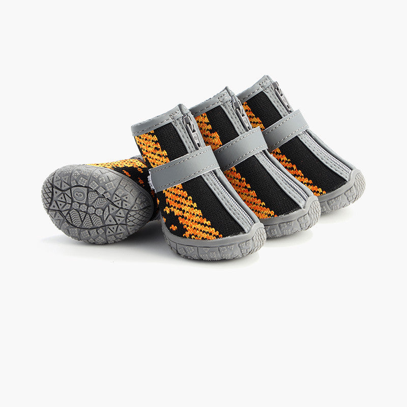 Chaussures pour chiens Bichon Pomeranien Corgi en rubber, confortables et résistantes, couleur noir et orange.