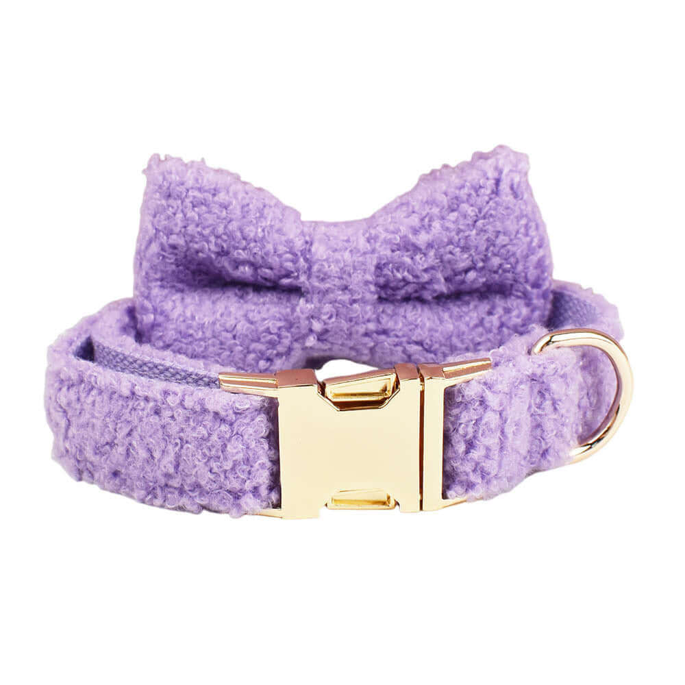 Collier pour petit chien violet avec un nœud, accessoire tendance pour animaux de compagnie.