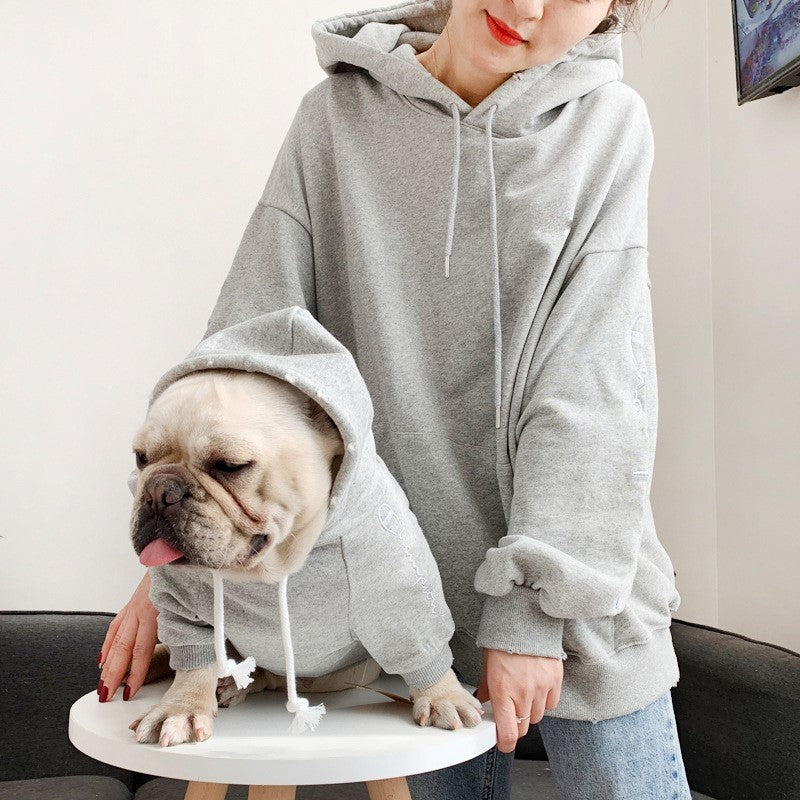 Costume en velours gris pour un adulte et un bulldog français, parfait pour un look assorti et tendance.