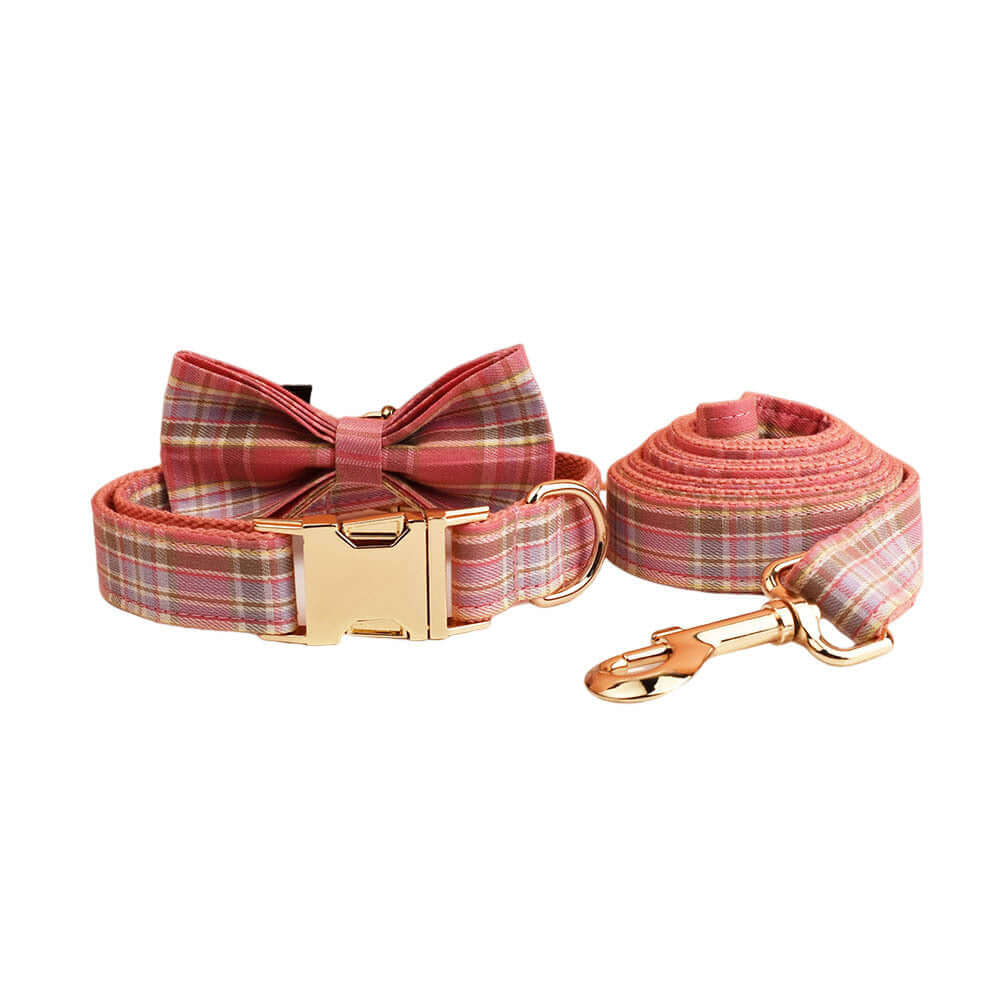 Collier et laisse à carreaux rose avec nœud pour chien, élégant et pratique pour promenades.