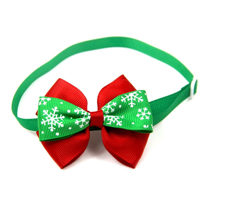 Nœud papillon de Noël pour animaux de compagnie, rouge et vert avec motifs de flocons de neige.
