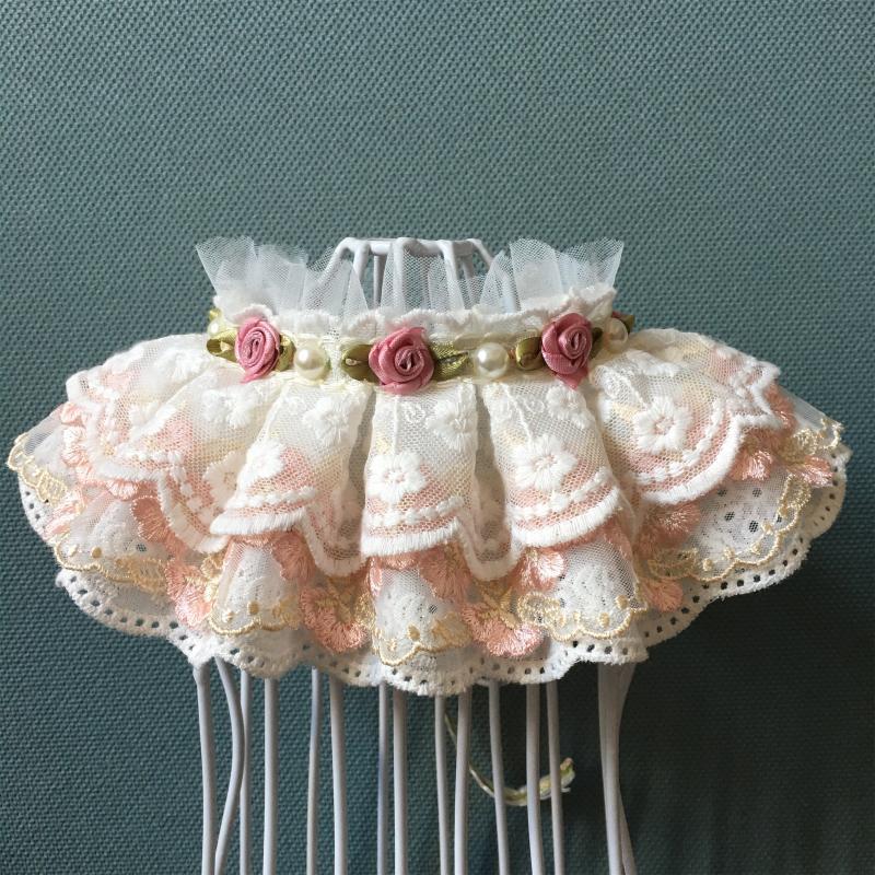 Bavoir ajustable en coton avec nœud en dentelle, décoré de fleurs et perles, élégant pour animaux de compagnie.