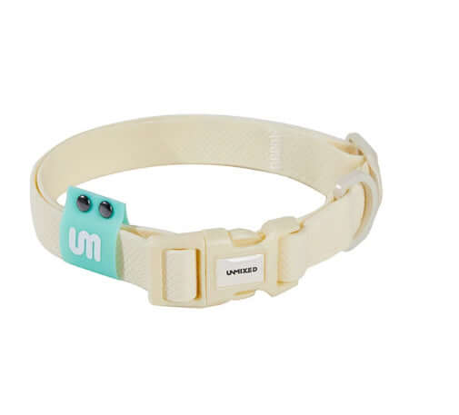Collier étanche pour chien taille M et S, coloris beige, avec fermoir sécurisé et logo Unmixed.