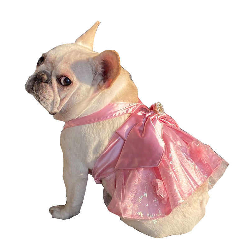 Chic jupe en maille rose pour chien avec nœud et perle, parfaite pour des occasions élégantes.