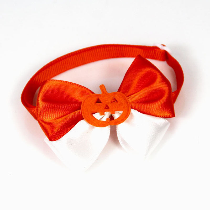 Nœud papillon Halloween orange et blanc avec un petit motif de citrouille pour animaux de compagnie.