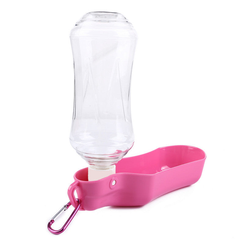 Distributeur d'eau en plastique rose pour animaux de compagnie, pratique et léger pour les voyages.