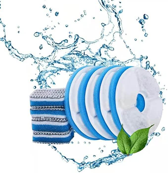 Filtres de rechange pour fontaine d'eau, avec eau en éclaboussure et feuilles vertes, adaptés aux animaux de compagnie.