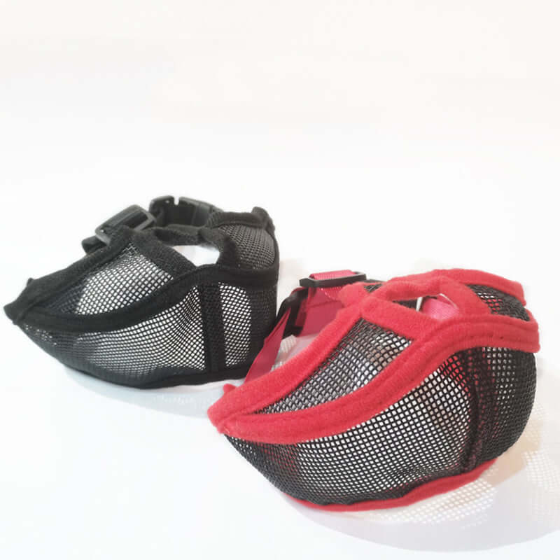 Mentonnière en nylon pour chien à bouche courte, noire et rouge, offrant confort et protection.