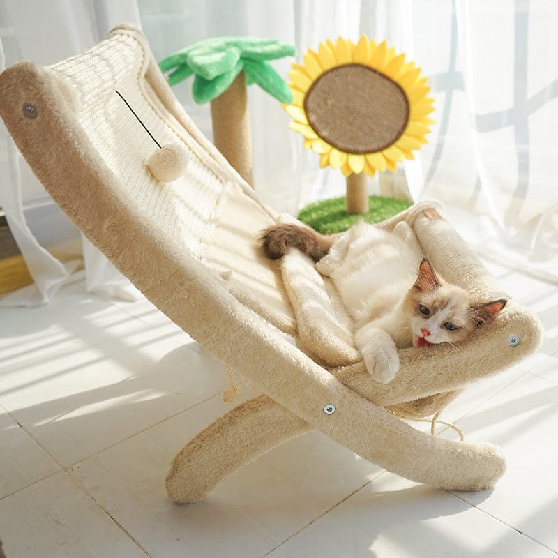 Chat se reposant sur un lit sofa beige, avec un soleil et un palmier en arrière-plan.