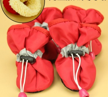 Chaussures antidérapantes rouges pour chiens avec semelle douce et confortable, idéales pour le bien-être des animaux.