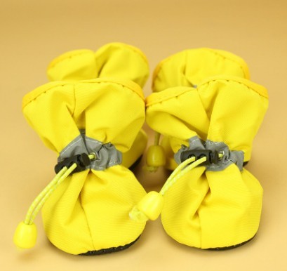 Paire de chaussures antidérapantes jaunes pour chiens, conçues pour le confort et la protection.