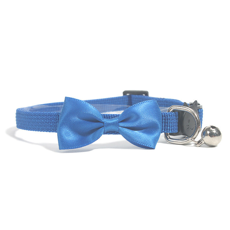 Collier à nœud en nylon bleu pour chat avec cloche, élégant et coloré pour animaux de compagnie.