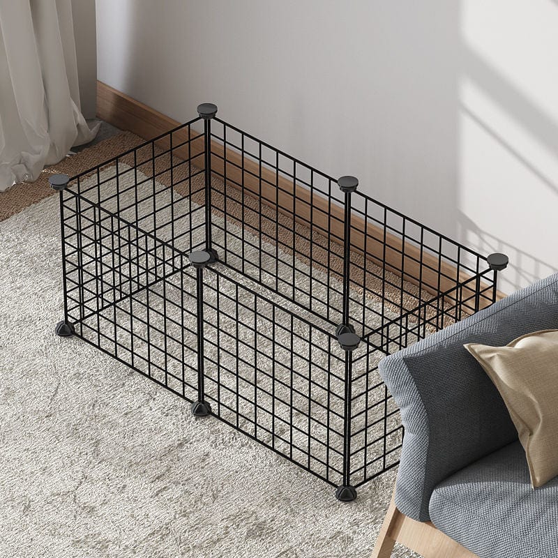 Clôture intérieure en métal noir pour petits chiens, sécurisant un espace confortable à la maison.