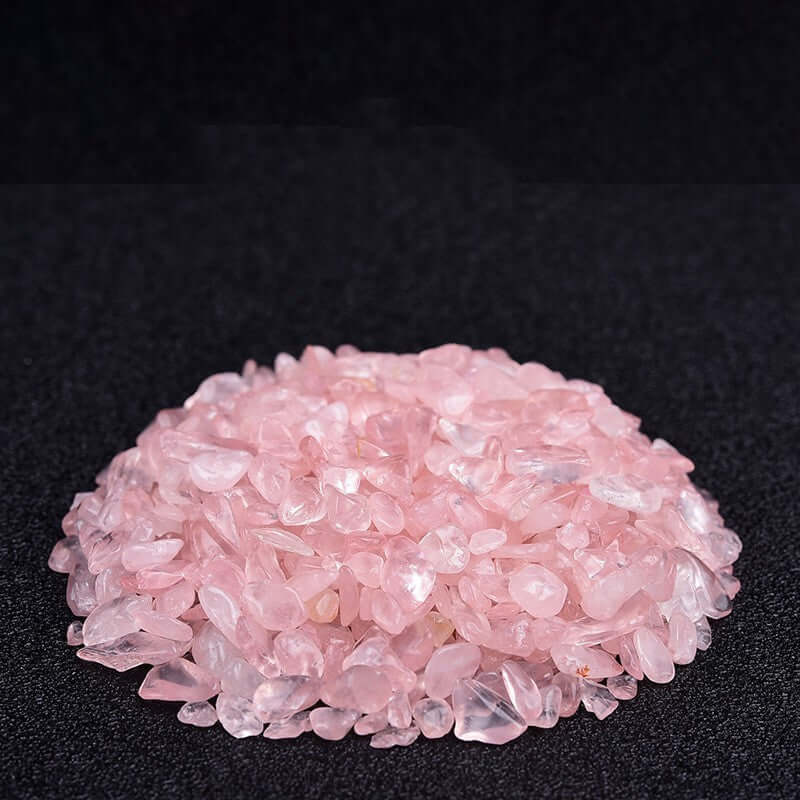 Gravier décoratif en cristal rose pour aquarium, ajout de couleur et décoration aquatique.