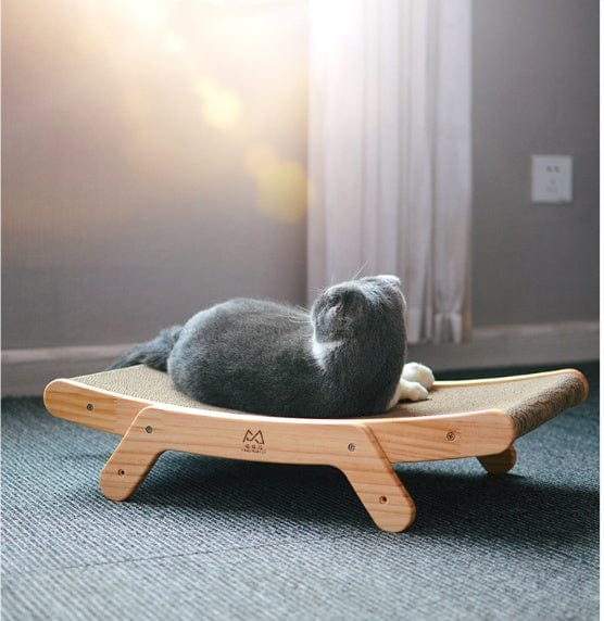 Chat reposant sur un lit grattage vertical en bois et papier ondulé, design astucieux et esthétique.