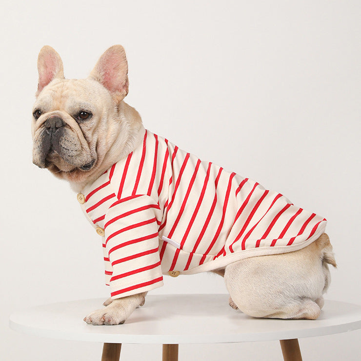 Chien dans une chemise V-Neck en coton rayé, confort et style pour animaux.