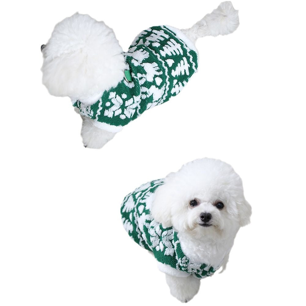 Chien en peluche portant un pull en fausse fourrure vert à motif neige, parfait pour l'hiver et les occasions spéciales.