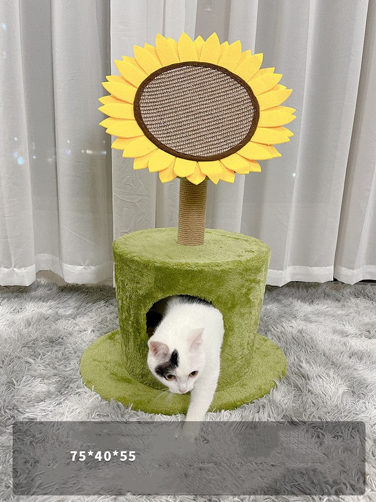Arbre à gratter vertical en sisal pour chats avec design de fleur, chat utilisant le tunnel en feutrine.