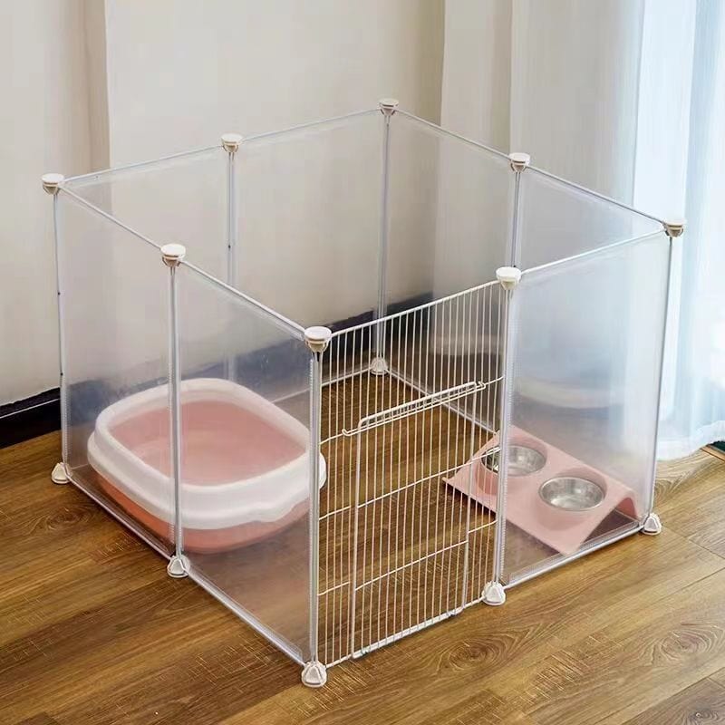 Cage intérieure pour chien, enclos sécurisé en plastique transparent, avec gamelles et couchette.
