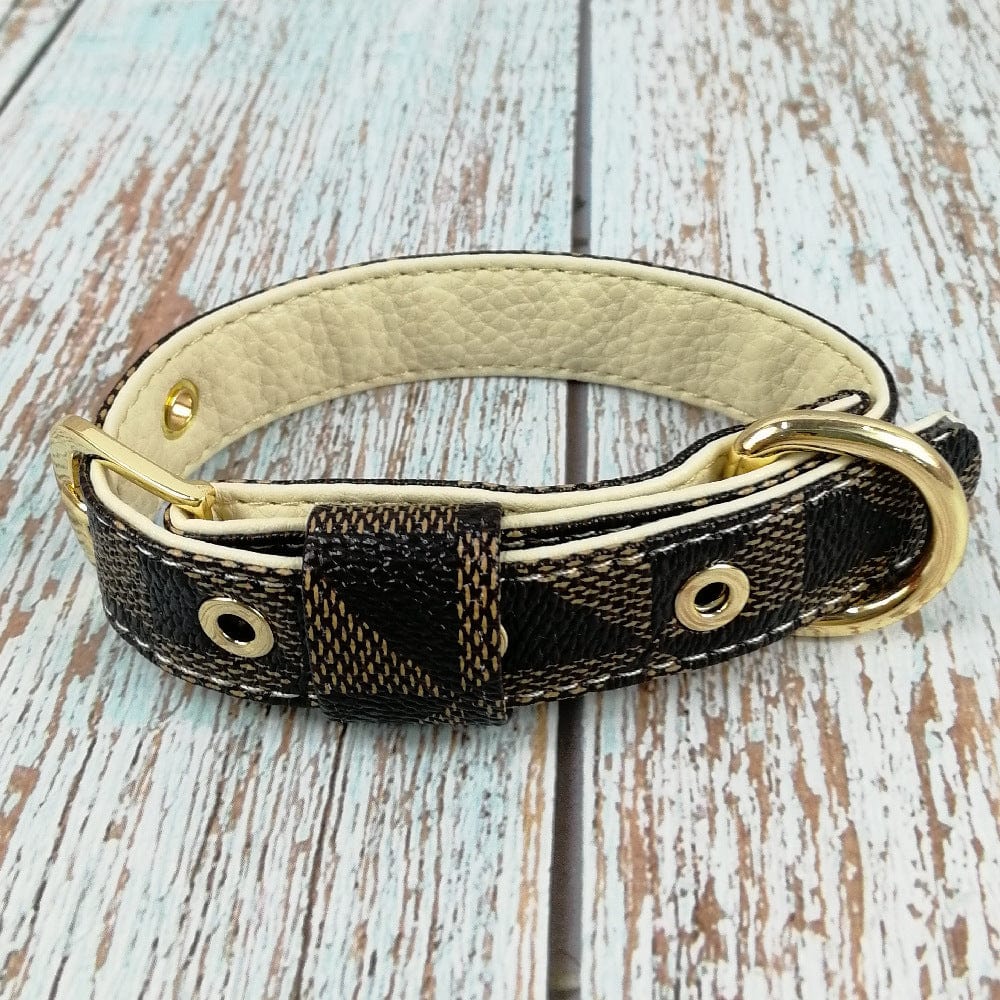 Collier pour chien en cuir à motif écossais avec détails dorés, parfait pour le style et le confort.
