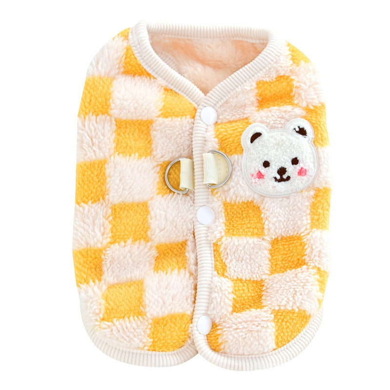 Gilet en fleece pour chien en motifs checkers jaunes et crème, avec un patch ours. Confortable pour l'hiver.