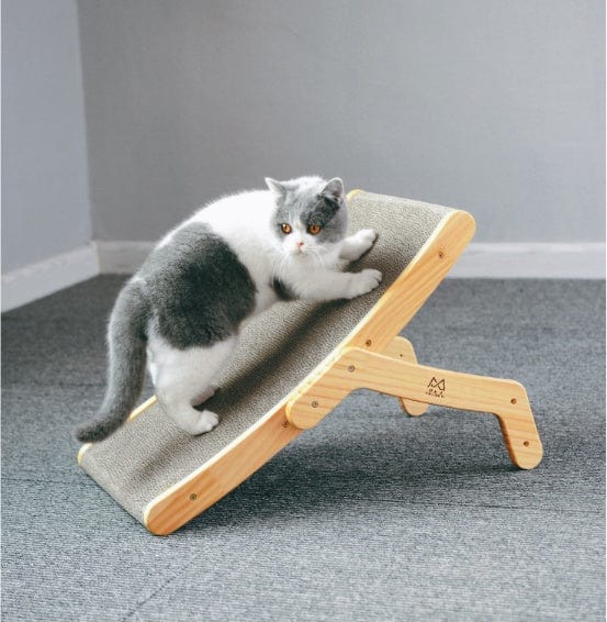 Chat sur un lit grattage vertical en papier ondulé, conçu pour le confort et le divertissement félin.