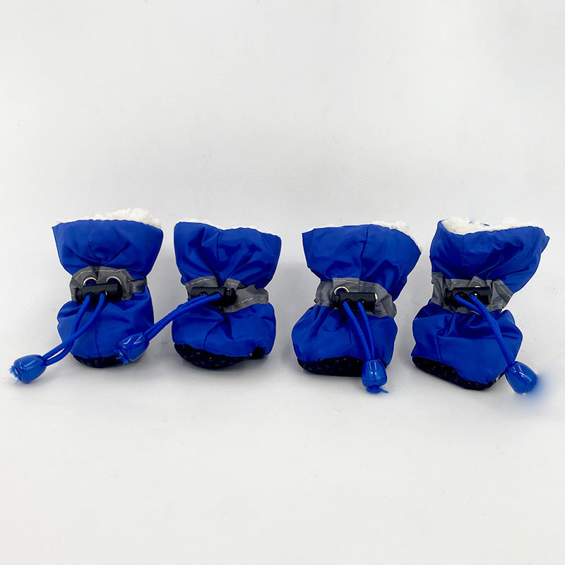 Chaussures imperméables et antichoc bleues pour chiens, idéales pour protéger les pattes de votre animal.