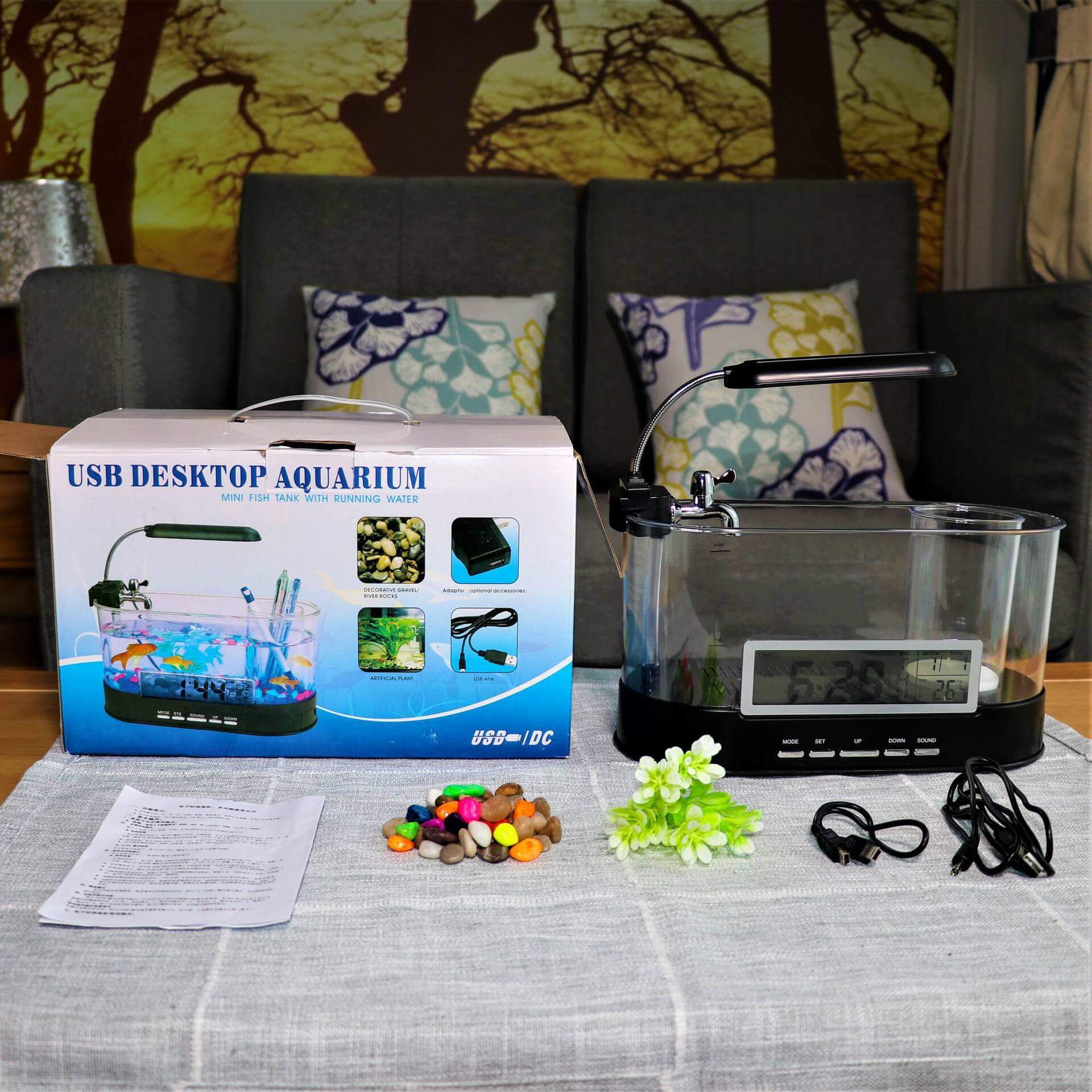 Mini aquarium de bureau USB avec horloge, décorations colorées et accessoires, parfait pour un espace de travail agréable.