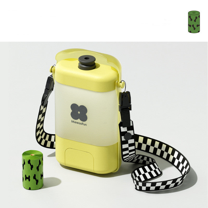Gobelet portable pour chien jaune, pratique avec sangle, idéal pour balades avec accessoires pour animaux.
