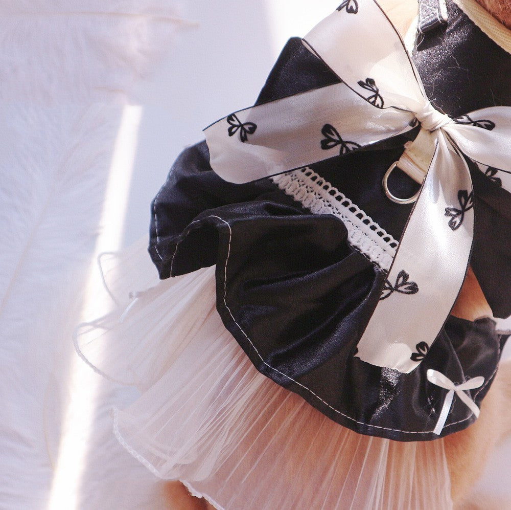 Robe de traction élégante pour animaux avec nœud papillon noir et jupe en tulle, idéale pour les promenades.