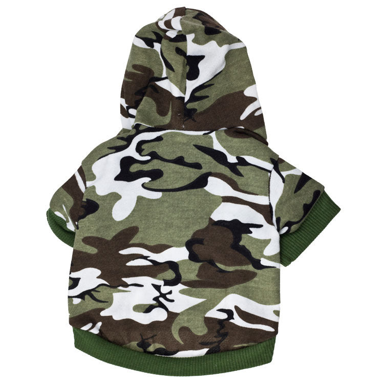 Vêtements pour chiens en fleece imprimé camouflage avec capuche, confort et style, disponible en plusieurs tailles.