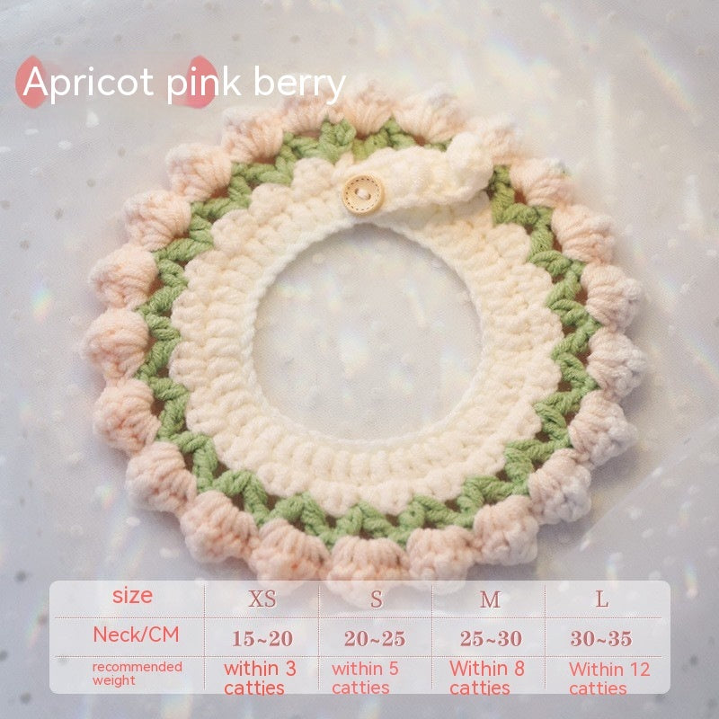 Écharpe tricotée pour chat en couleurs apricot et rose, avec guide des tailles pour cou.