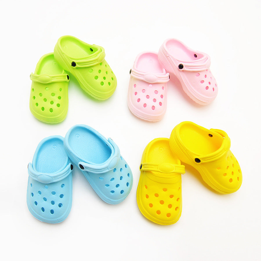 Chaussures d'été pour chiens colorées en bleu, jaune, vert et rose, alliant mode et confort.
