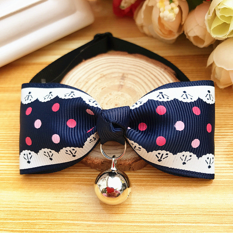 Nœud papillon en polyester pour chien et chat avec cloche, motif à pois élégants, accessoire de mode amusant.