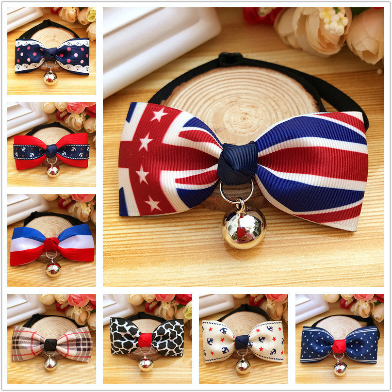 Nœud papillon coloré pour chien et chat avec cloche, disponible en plusieurs motifs.
