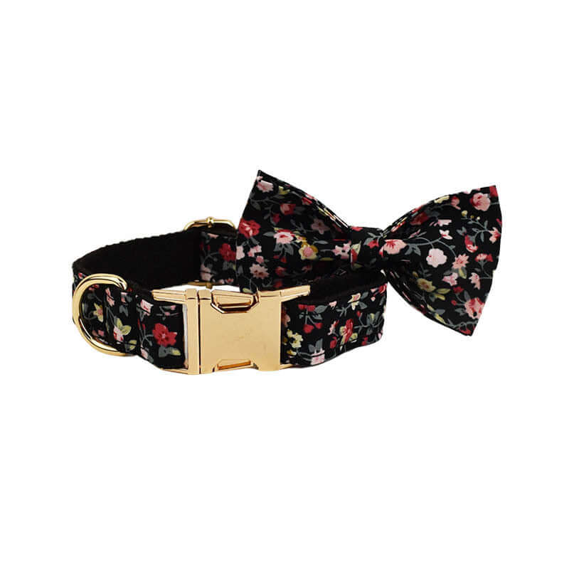 Collier pour chien avec nœud amovible et impression florale sur fond noir, accessoire élégant pour animaux.