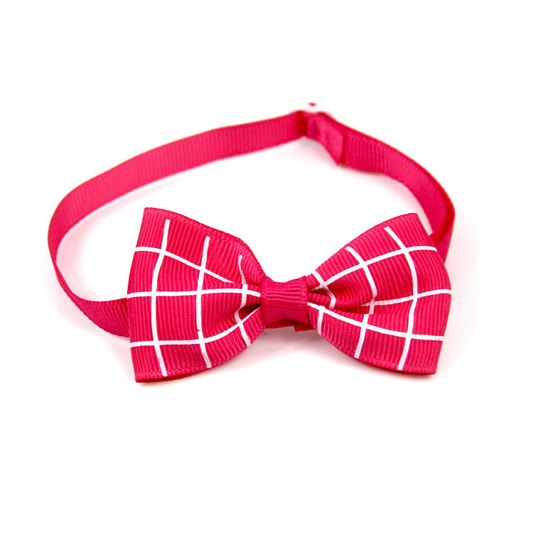 Écharpe à carreaux rose pour animaux de compagnie, accessoire tendance chic pour chien et chat.